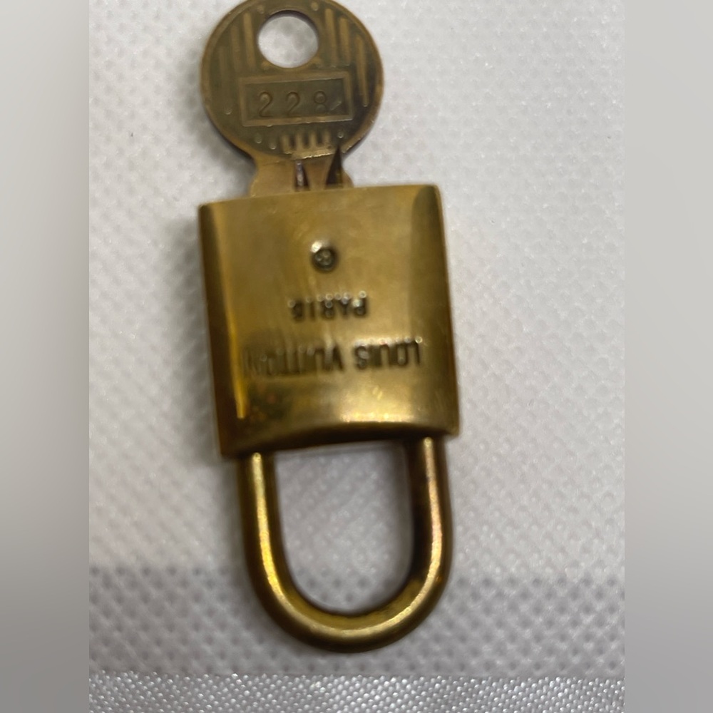 LOUIS VUITTON GOLD TONE LOCK & KEY #228 π - Picture 3 of 4